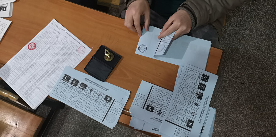 Oy kullanma işlemi sırasında kimlikler böyle kontrol edildi.