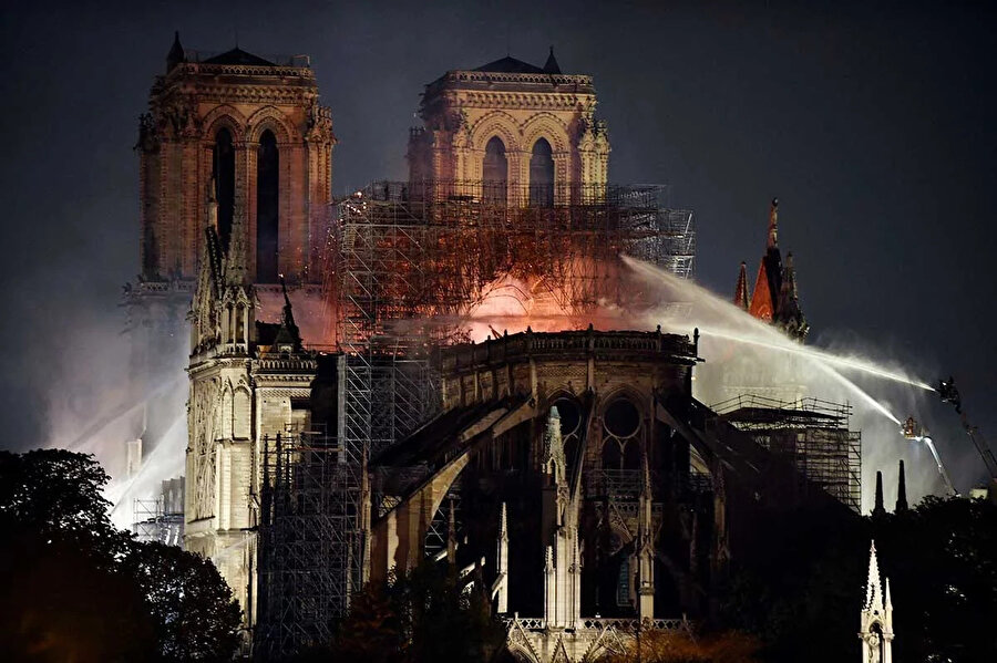 Notre Dame Katedral'inin yanması Osmanlı zamanında ortaya çıkan Kızıl Elma hayalini gündeme getirdi. 