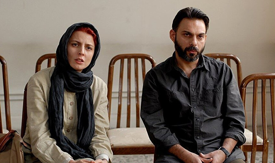 Filmin en önemli alametifarikasıysa Farhadi’nin sıkı sıkıya ördüğü diyaloglardan oluşan senaryosu.