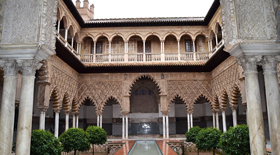 İspanya’da hâlen ayakta kalan, Müdeccen mimari stile sahip Alcazar sarayı.