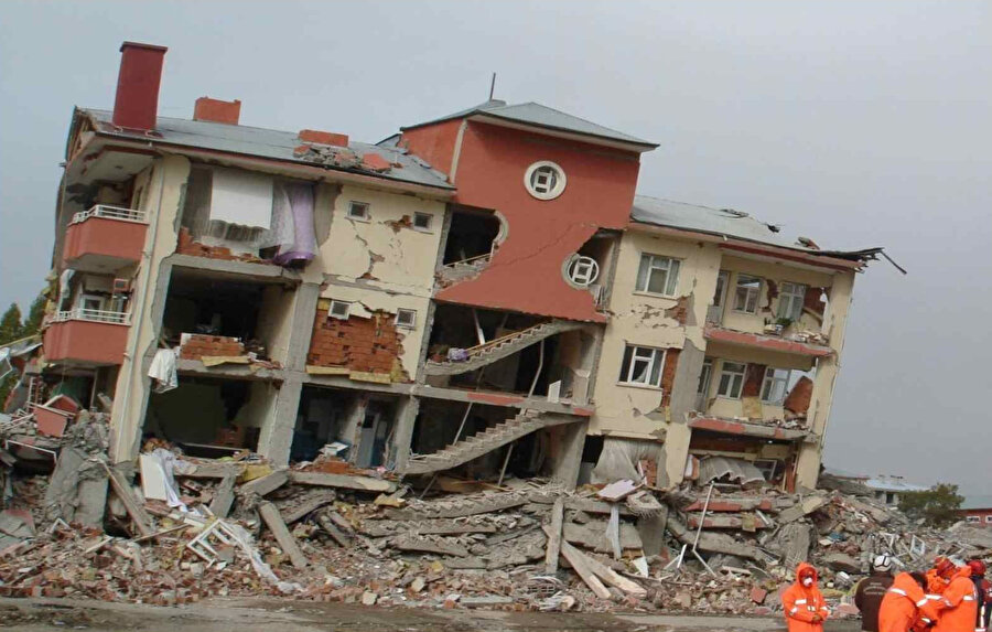 17 Ağustos 1999'da Marmara'da meydana gelen depremde hasar gören bir bina.