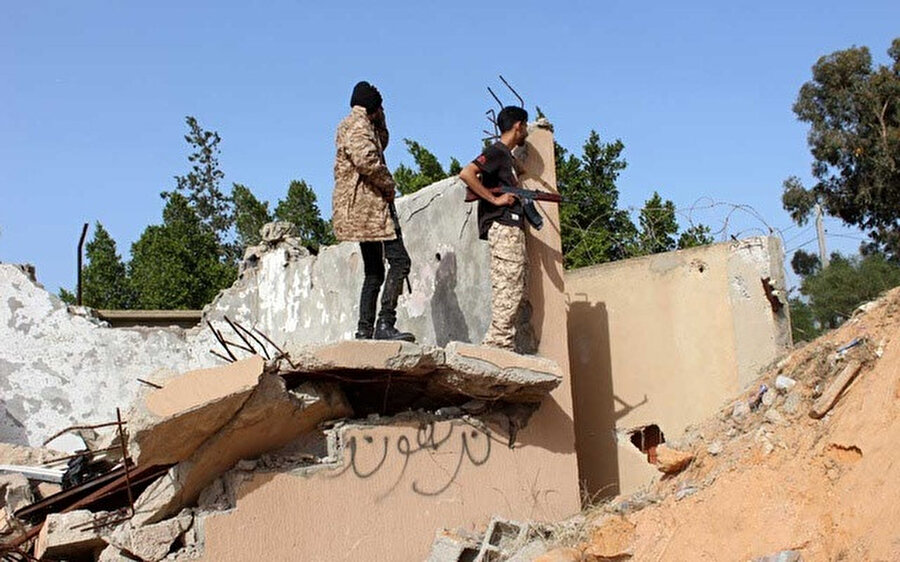 Ulusal Mutabakat Hükumetine bağlı güçler, yıkılmış binaların üzerinden Halletul Fercan'a bakıyor.