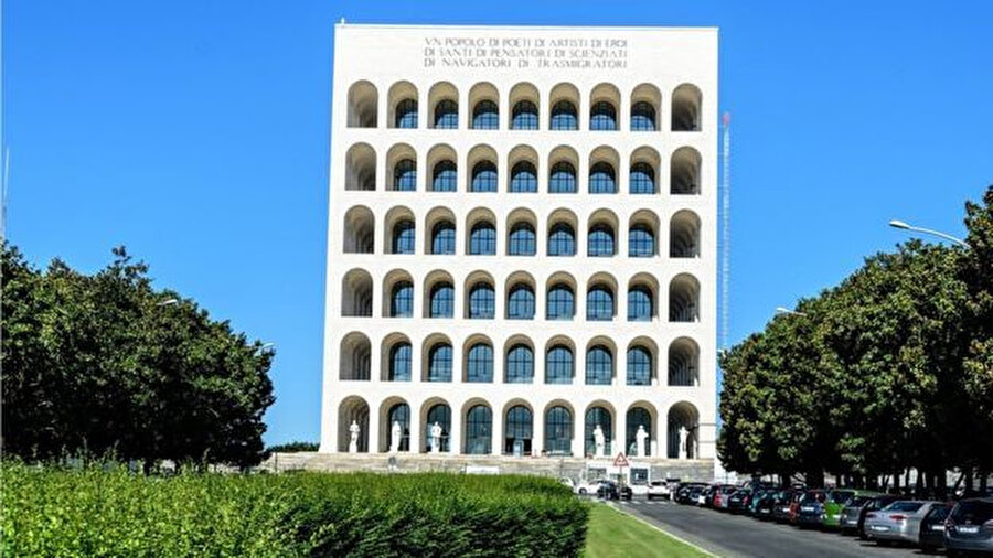  Mussolini'nin adaylığı, Roma'da faşist mimarinin en meşhur örneklerinden 'Kare Kolezyum' (İtalyan Medeniyeti Sarayı) önünde çekilen bir video ile duyuruldu.