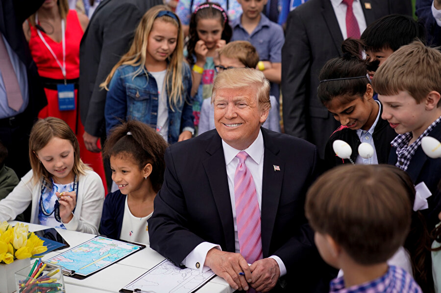 Trump, çocuklarla bir araya geldi.