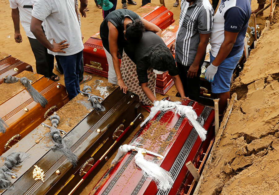Sri Lanka'da hayatını kaybedenler toprağa verildi.
