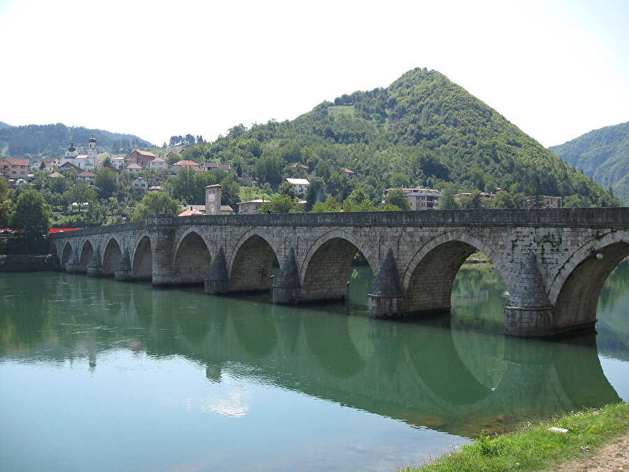 Vişegard'da Sokullu Mehmet Paşa tarafından yaptırılan köprü ve etrafındaki yaşamları anlatan eserini 1943 yılında yazdı.