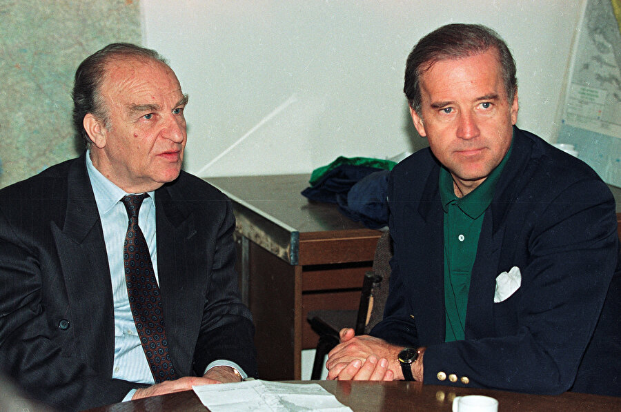 Takvimler 1993'ü gösterirken, Senatör Joe Biden, Bosna Cumhurbaşkanı Aliya İzetbegoviç ile Saraybosna'da görünüyor.