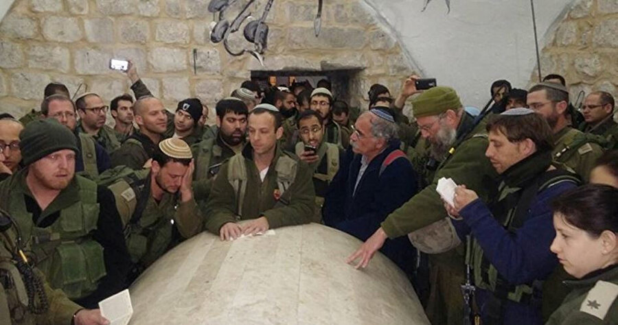 Batı Şeria'nın Nablus kentindeki "Yusuf Makamı" olarak bilinen türbede ayin yapan Yahudiler.