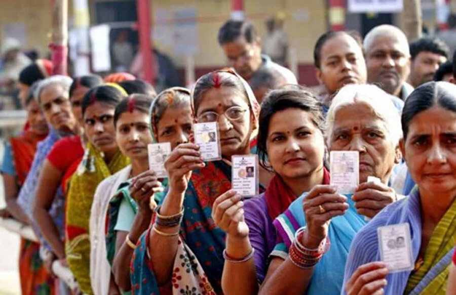 Hindistanlılar oy verme sırasında 