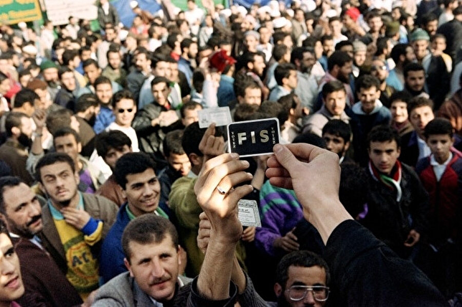 27 Aralık 1991'deki ilk tur seçim zaferinin ardından caddelerde toplanan İslami Selamet Cephesi (FIS) destekçileri.