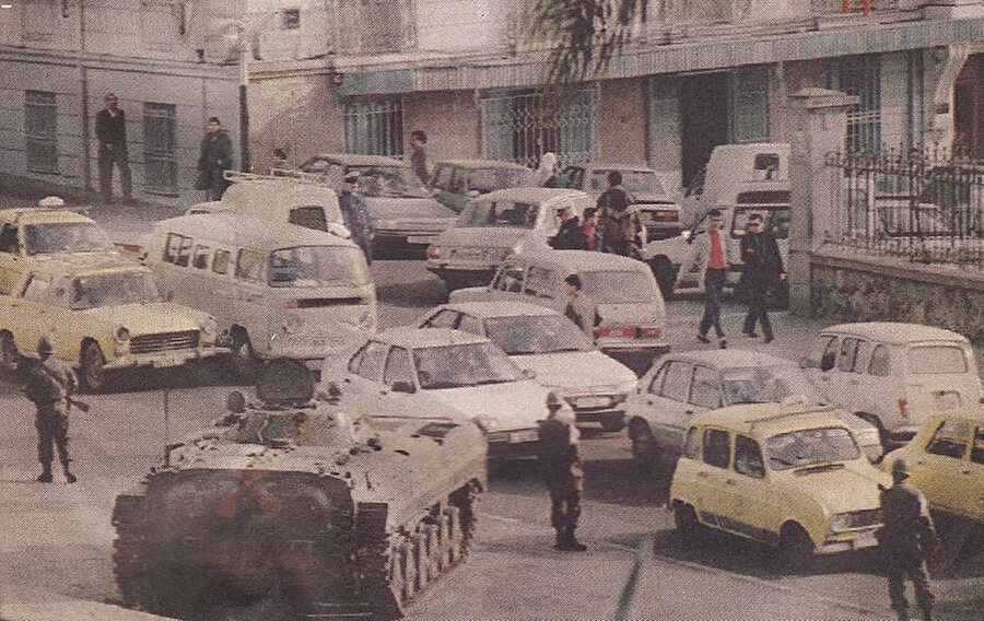  İslami Selamet Cephesi'ne karşı yapılan darbeden sonra Cezayir sokaklarına konuşlanmış askerler.