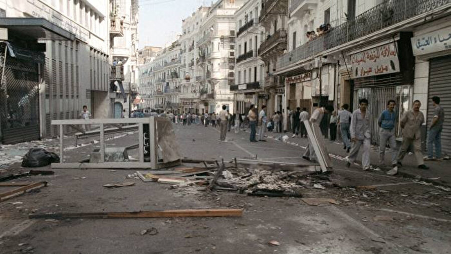 1988'deki ayaklanmadan sonra Cezayir sokakları.