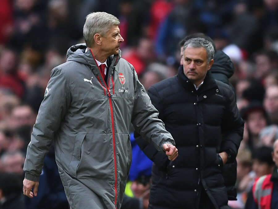 Arsenal - Manchester United maçından Jose Mourinho ve Arsene Wenger'in aynı karede olduğu bir fotoğraf.