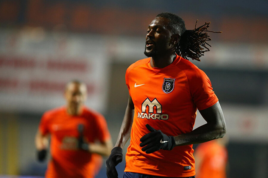 Adebayor, Medipol Başakşehir formasıyla attığı golün sevincini yaşıyor.