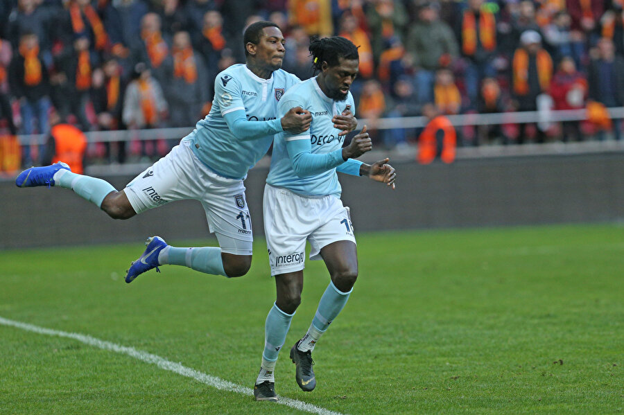 Bu sezon Başakşehir formasıyla 17 maça çıkan Adebayor, 3 gol atarken 2 de asist yaptı.