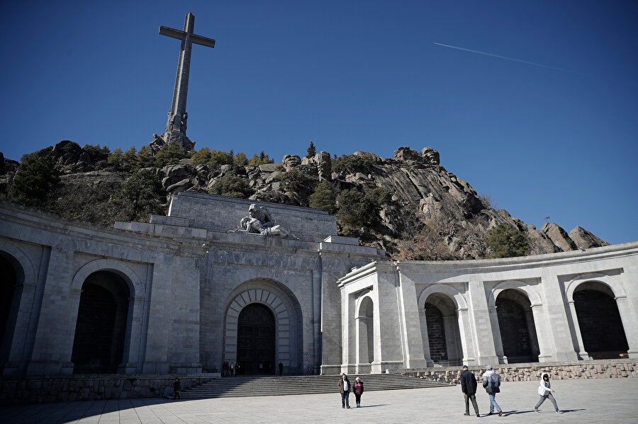 İspanya'da sosyalist azınlık hükümeti, Madrid'deki Şehitler Vadisi'nde (Valle de los Caidos) bulunan diktatör Francisco Franco'nun mezar yerinin taşınacağı yere karar vermesi için ailesine 15 gün süre tanımıştı.