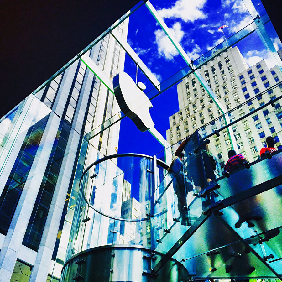 Apple, 1 trilyon dolar değerine ulaşan ilk şirket olup dünya tarihine geçtiğinde iyi giden hemen her şey tam tersine dönmüş durumda. 