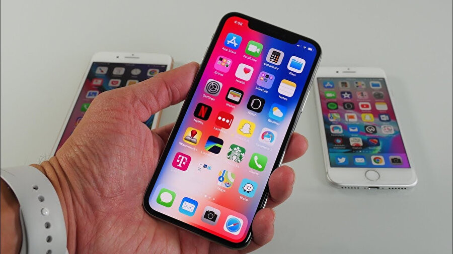 iPhone X ile geçilen çentik ekran tasarımı da 'Endüstriyel tasarım grubunun' elinden çıkmıştı. 