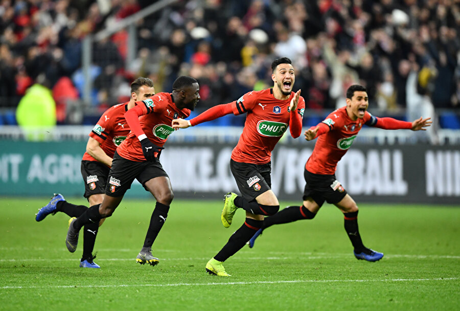 Rennes'li futbolcuların kupa sevinci.