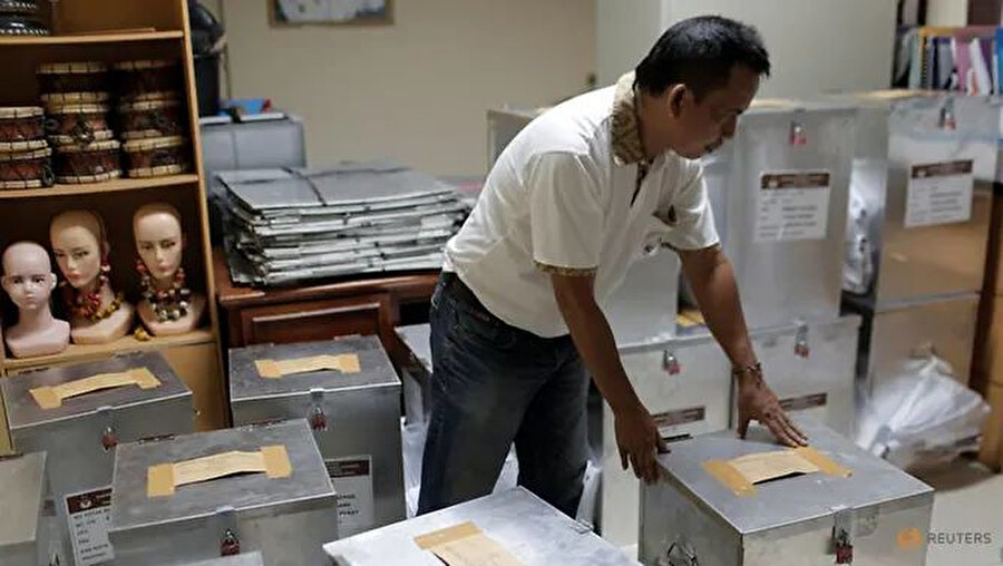  Endonezya'da bir seçim görevlisi, oy sandıklarını hazırlıyor.