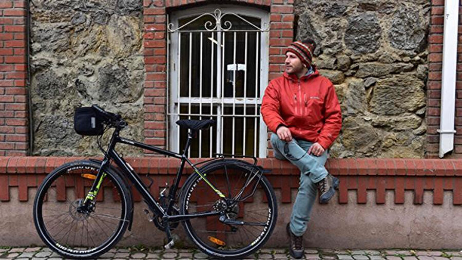 Hasan Söylenmez, 2017 yılında Türkiye'de sadece bir bisikletle Afrika turuna çıktı.