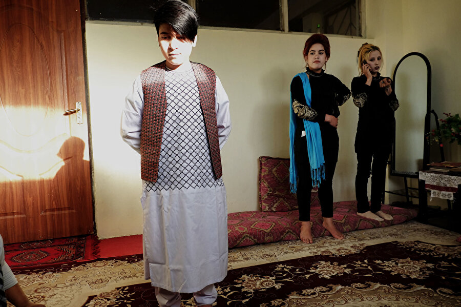 Başa Poş olarak yetiştirilen 14 yaşındaki Ali. Arkada duran kız kardeşleri ile birlikte yaşadıkları odaları.