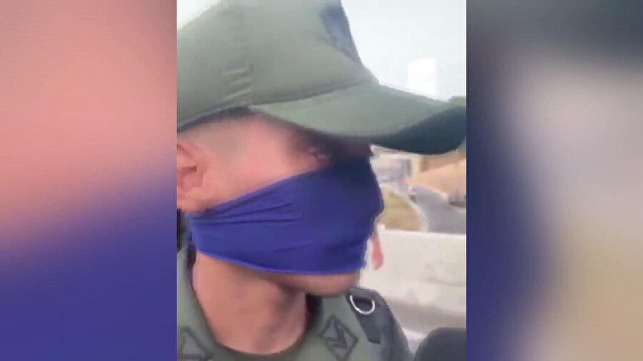 Bazı askerlerin mavi bantla yüzlerini kapattığı görüldü.