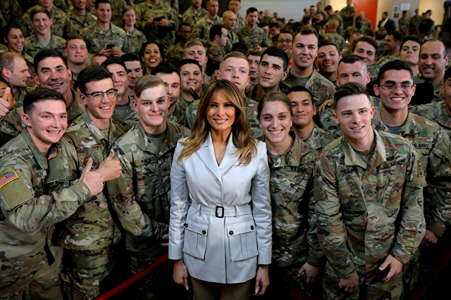 ABD Başkanı Donald Trump'n eşi Melania Trump ABD'li askerlerle görünüyor.