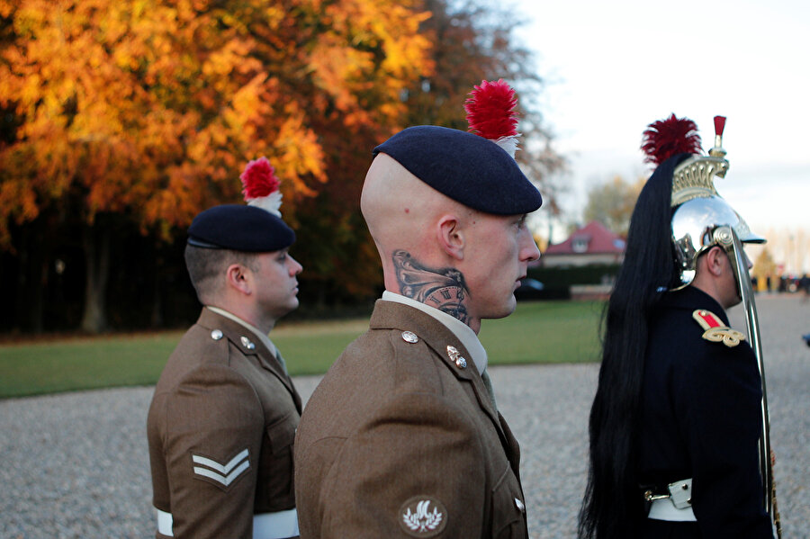 İngiliz askerleri ve Fransız Cumhuriyet Muhafızı anma töreninde görünüyor. 