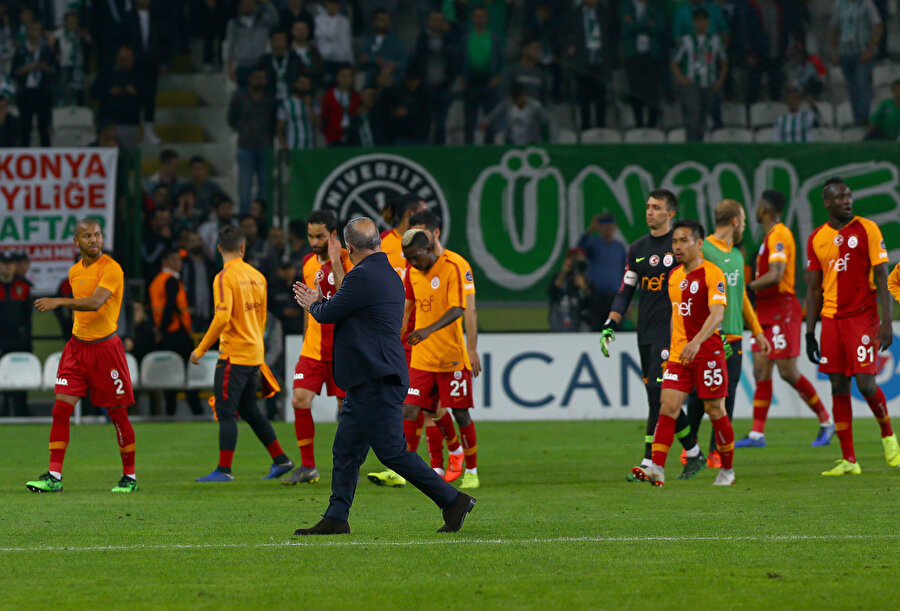 Fatih Terim, Konya'da büyük bir fırsat tepen öğrencilerini her şeye rağmen alkışlıyor.