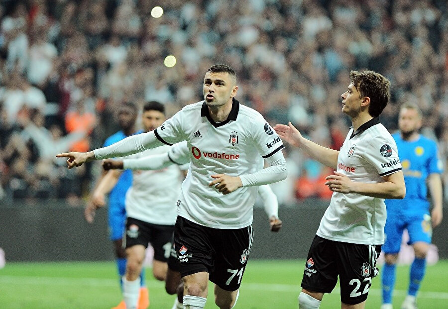 Burak Yılmaz, MKE Ankaragücü maçında attığı golü kutlamak için tribünlere hareketleniyor.