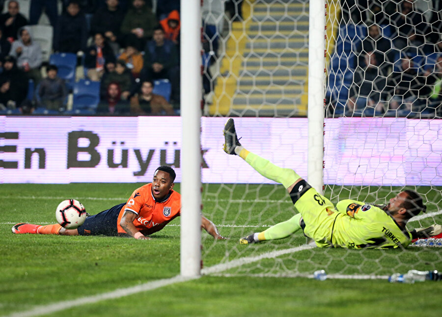 Robinho, Göztepe maçında kaçırdığı golde topu izliyor.