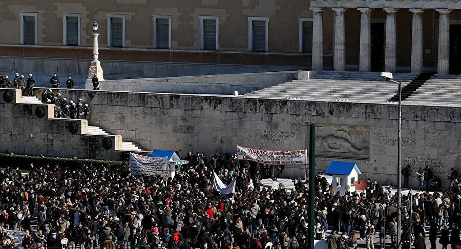  Makedonya ile isim sorununun çözümüne yönelik varılan Prespa Anlaşması'nı protesto etmek amacıyla Yunanistan'ın başkenti Atina'da binlerce kişi bir araya gelmişti.