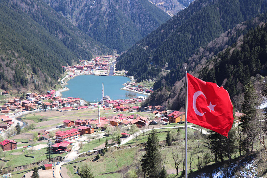 Trabzon'un Çaykara ilçesindeki Uzungöl doğal güzellikleriyle göz kamaştırıyor.