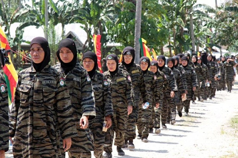Moro İslami Kurtuluş Cephesi'nin kadın üyeleri.