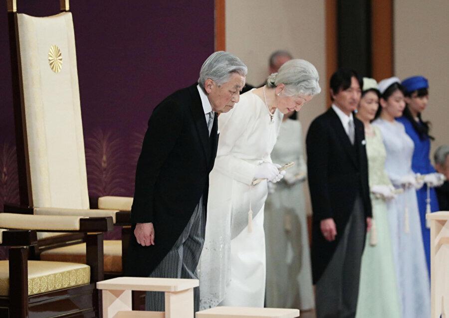 Akihito ve eşi törene katılanları böyle selamladı.