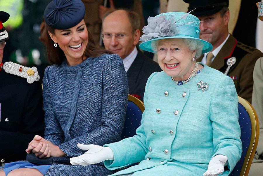 Kate Middleton ve Kraliçe.