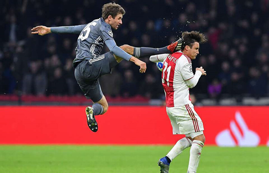 Bayern-Ajax mücadelesinde Müller'in, Tagliafico'ya yaptığı acımasız faul.
