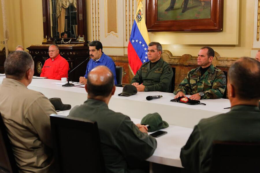  Venezuela Devlet Başkanı Maduro, başkent Caracas'taki devlet başkanlığı sarayı Miraflores'te Savunma Bakanı Vladimir Padrino ve Kurucu Meclis Başkanı Diosdado Cabello ile bir araya geldi.