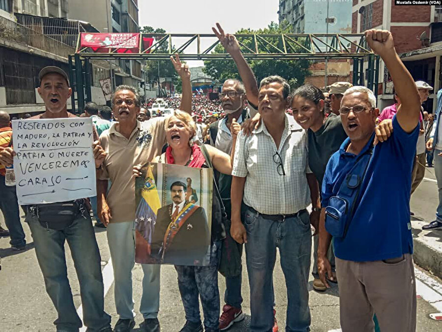 Hükümetin çağrısına uyarak başkanlık sarayına giden binlerce kişi, devrime ve bolivarcı hükümete bağlılıklarını dile getirerek, darbe karşıtı gösterilerde bulundu.