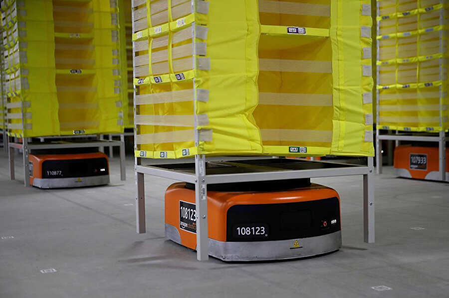 Robotların kullanıldığı depolarda farklı ürünler toplanıyor ve paketleme bölümüne getiriliyor.