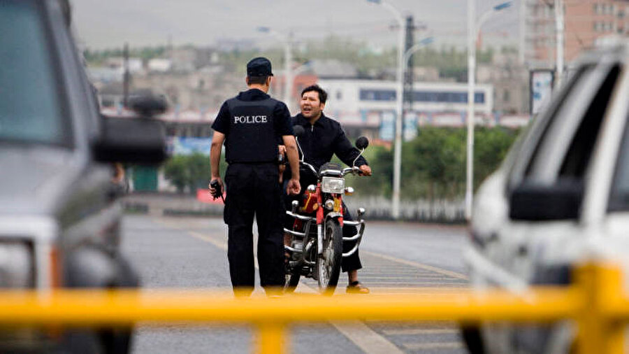 Sincan Uygur Özerk bölgesinde polis noktasında durdurulan bir Uygur, gözetleme uygulaması, polisi durdurulan kişi hakkında oldukça geniş kapsamlı bilgi toplaması için yönlendiriyor.