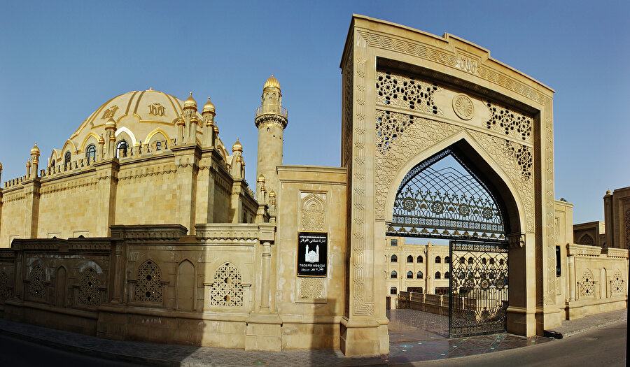 Kafkas Müslümanları İdaresi'nin genel merkezinin içinde bulunduğu Bakü'deki ''Teze Pir Camii'' 1905 yılında inşa edilmiş.