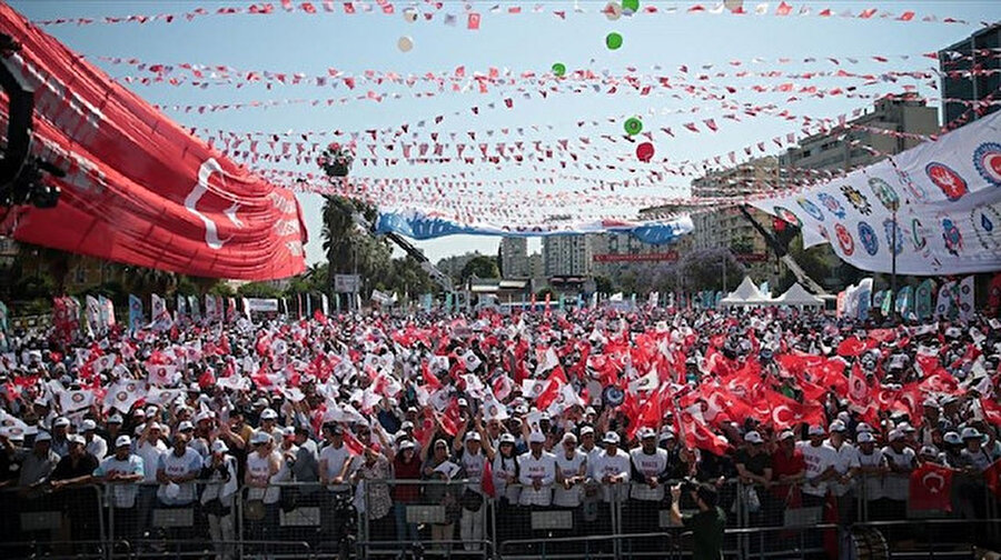 İçişleri Bakanlığınca, 1 Mayıs Emek ve Dayanışma Günü dolayısıyla 67 ilde 303 bin 640 kişinin katılımıyla 138 etkinlik düzenlendiği açıklandı.
