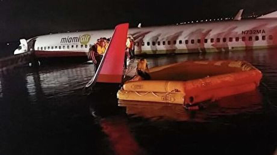 Yolcular uçaktan tahliye edilirken sal kullanıldı.