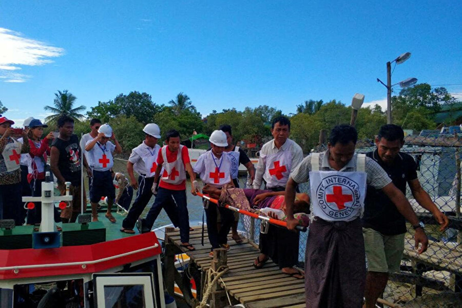 Sağlık görevlileri yaralananları Zay Di Pyin istasyon hastanesinden Myanmar, Sittwe'deki merkez hastaneye nakletti.