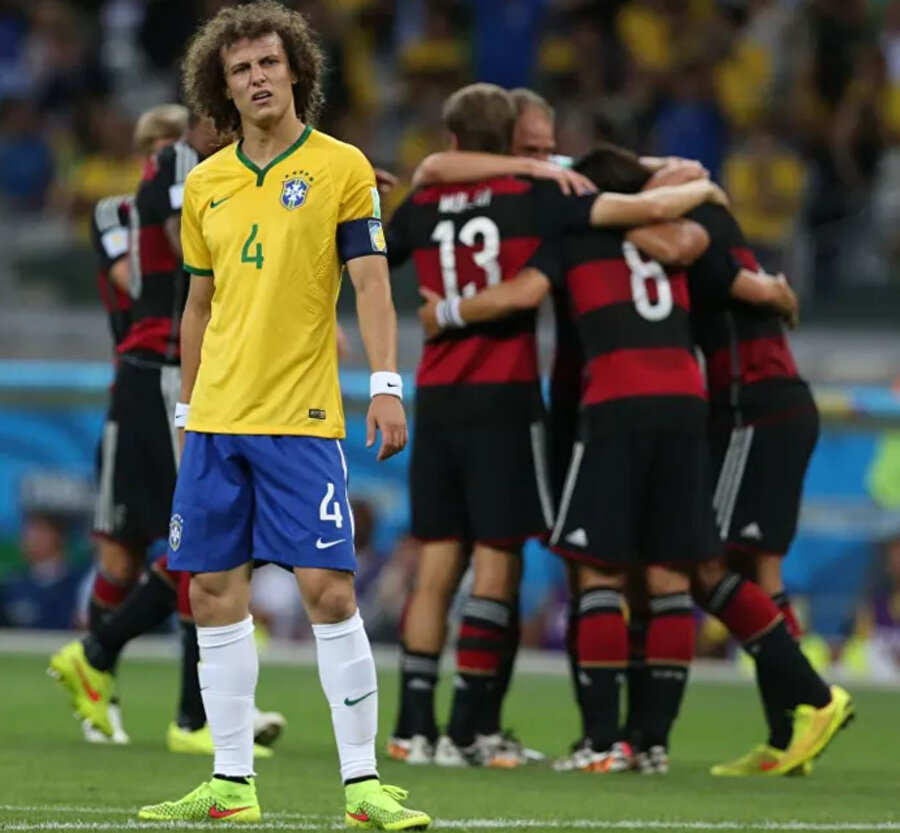 David Luiz, Almanya'dan yedikleri gol sonrası üzüntü yaşarken.