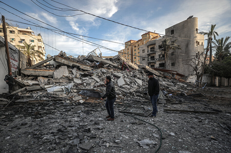 İsrail'in Anadolu Ajansının Gazze Şeridi'ndeki ofisinin de bulunduğu binaya düzenlediği hava saldırısı sonucu bina tamamen yıkıldı.