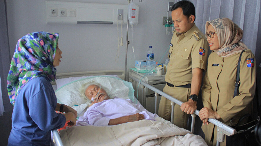 Endonezya'nın Bogor kentinin Belediye Başkanı Bima Arya'nın (sağdan ikinci),aşırı yorgunluktan dolayı hastaneye kaldırılan seçimlerde görevli memurları Bogor Hastanesindeki ziyareti.