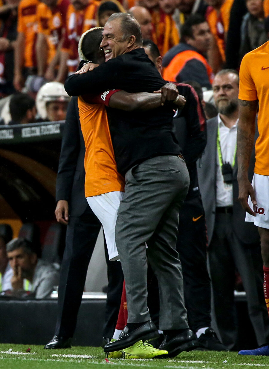 Fatih Terim, Onyekuru'nun gol sevincini paylaşıyor.